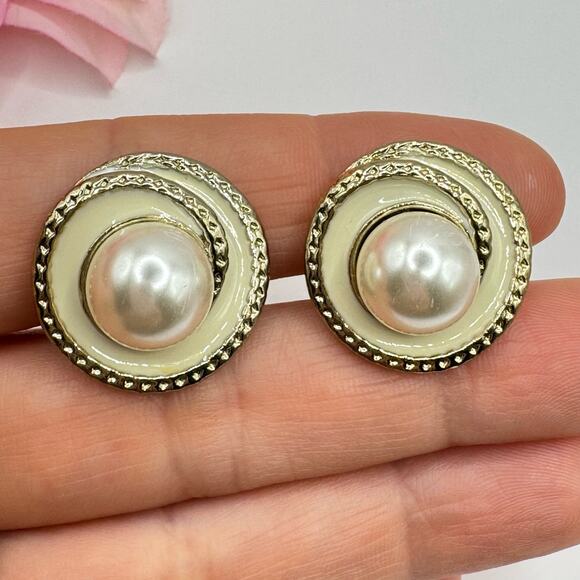 Vintage Faux Pearl Cream Enamel Swirl Clip on Earrings Pearlcore Gold Tone Chic - Picture 2 of 9